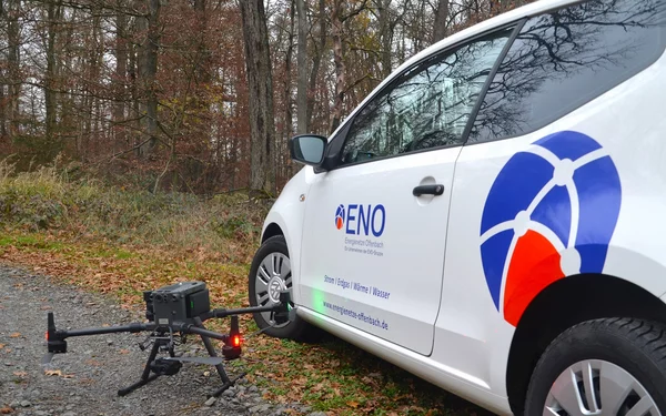 Drohne steht auf dem Boden neben einem Fahrzeug der ENO